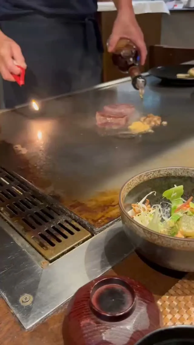 　鉄板の目の前で　炎が見られます